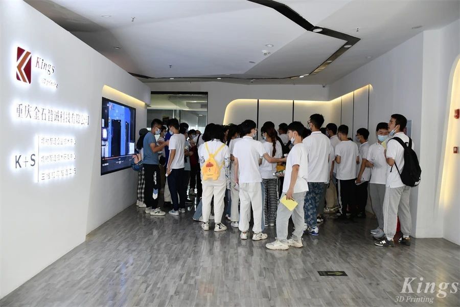 重慶大學材料學院79名師生到訪重慶金石3D打印工廠